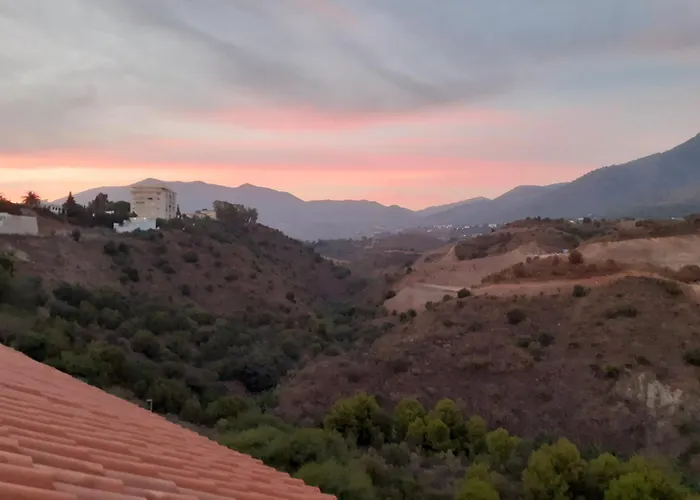 3 Bed Sleeps 5 - 2 Pools - Smart Tv * Fuengirola