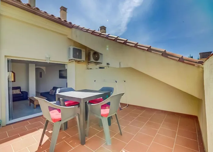 3 Bed Sleeps 5 - 2 Pools - Smart Tv Fuengirola