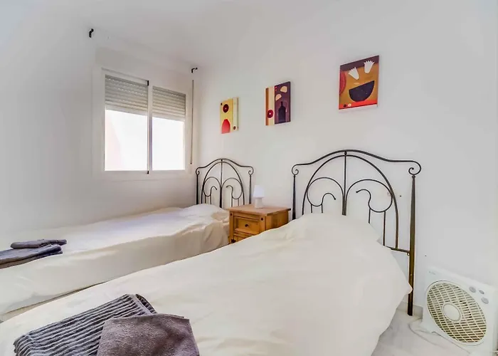 3 Bed Sleeps 5 - 2 Pools - Smart Tv