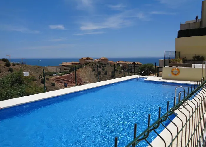 3 Bed Sleeps 5 - 2 Pools - Smart Tv Apartment Fuengirola