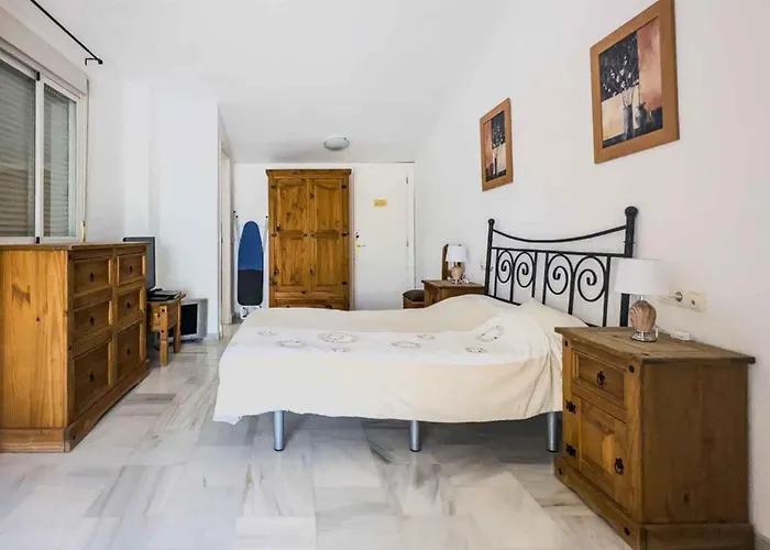 3 Bed Sleeps 5 - 2 Pools - Smart Tv Apartment Fuengirola